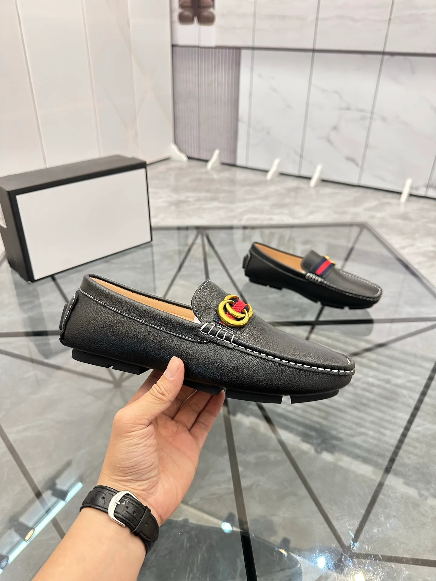 Men's shoes: 💰P400¥ Product trademark: Gucci* "Gucci*" Doudou shoes Regular size: 38-44 (can be customized to 45.46.) Product materials: imported cowhide upper, genuine leather lining, original outsole. No.: 0001